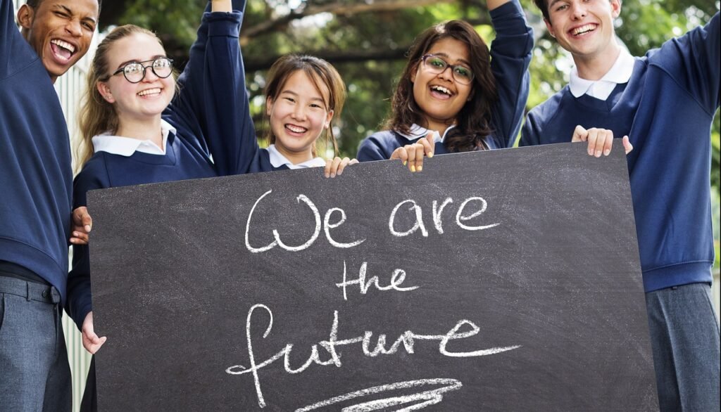 ¿Por qué muchos adolescentes sienten incertidumbre sobre su futuro? school, to learn, students, future, children, youthful, positive, hope, board, write, prospects for the future, blackboard, school, school, students, students, students, students, students, future, future, future, future, positive, positive, positive, positive, blackboard